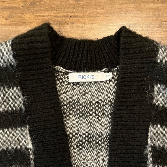 Warm beautiful white and black plaid soft sweater - Picture 2 of 2